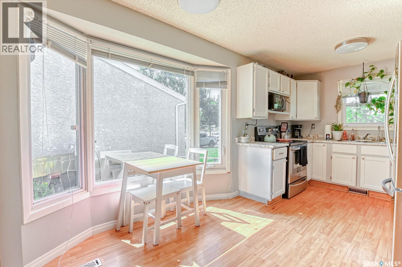 Photo 5 of 839 Athlone Drive N, Regina SK