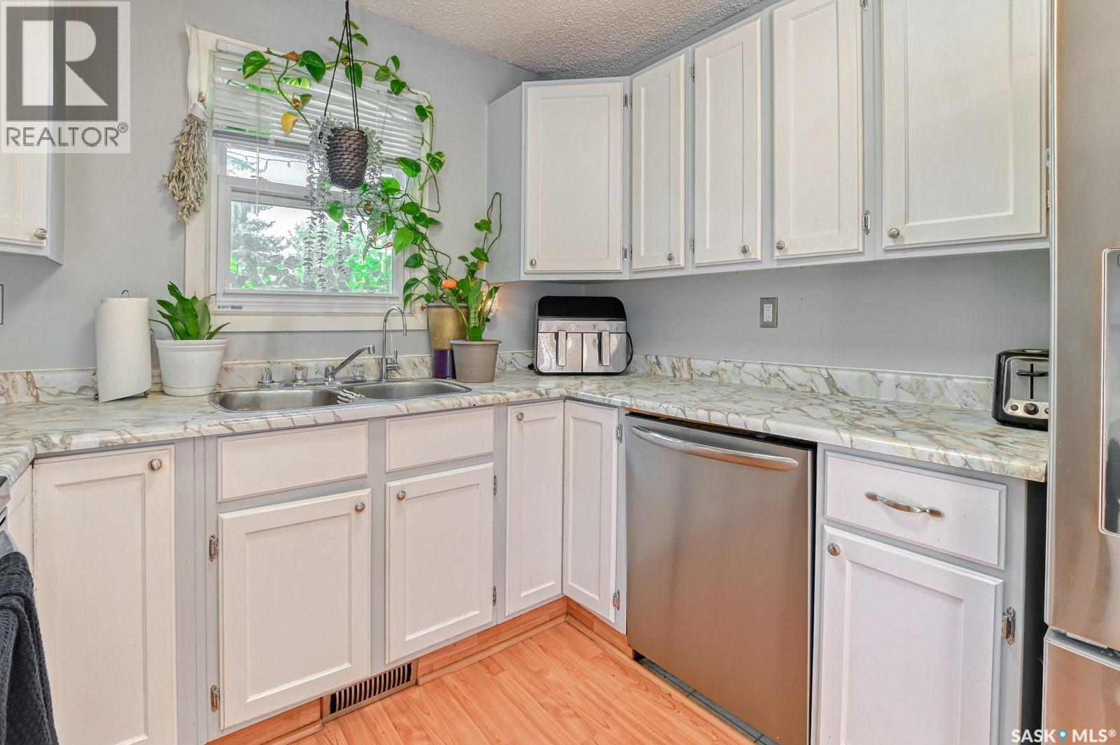 Photo 26 of 839 Athlone Drive N, Regina SK