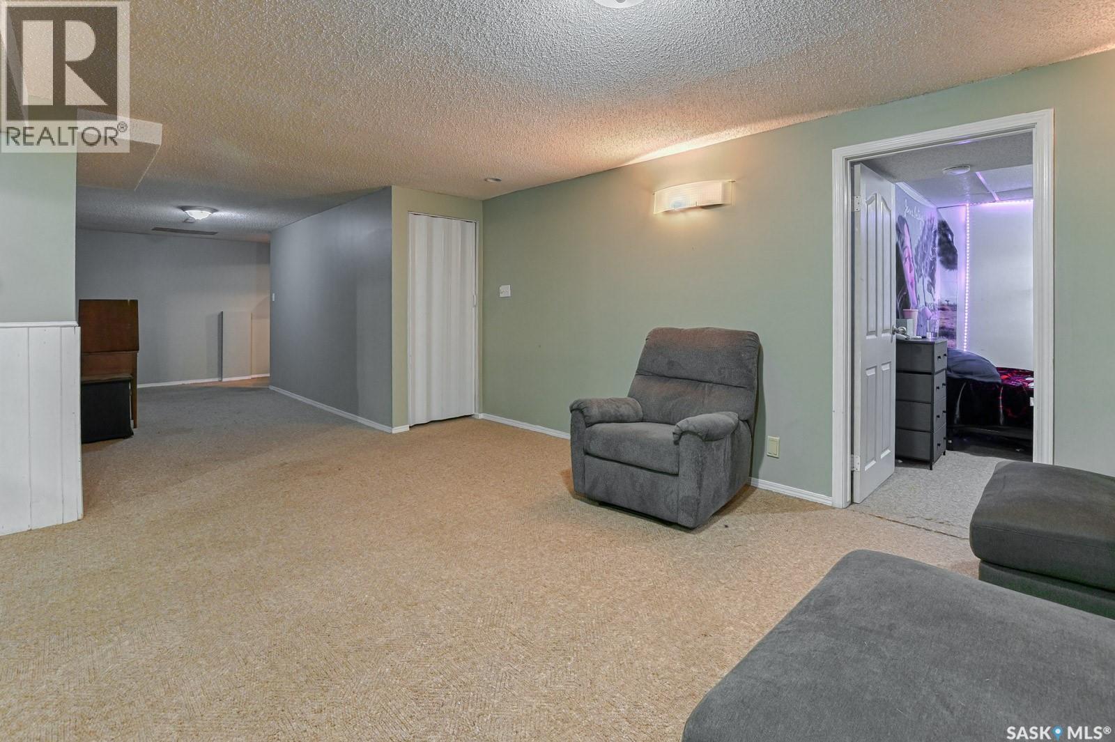 Photo 19 of 839 Athlone Drive N, Regina SK