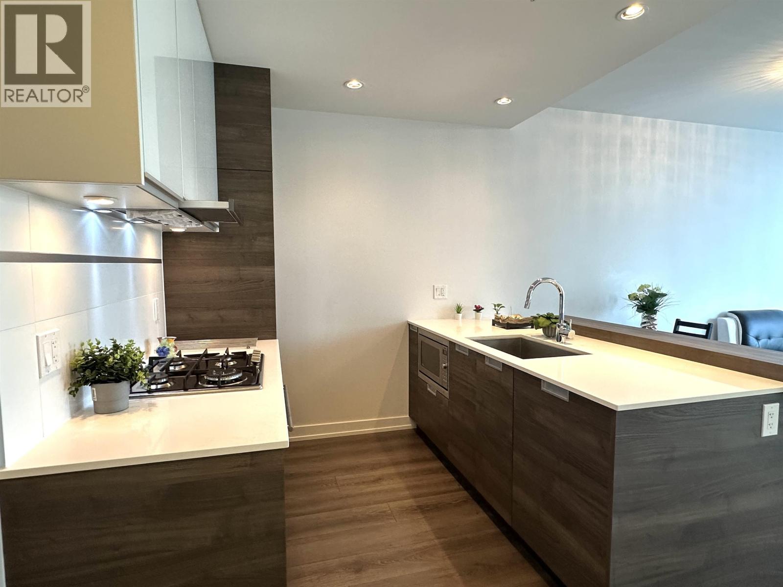 Photo 2 of 710 4688 Kingsway, Burnaby BC