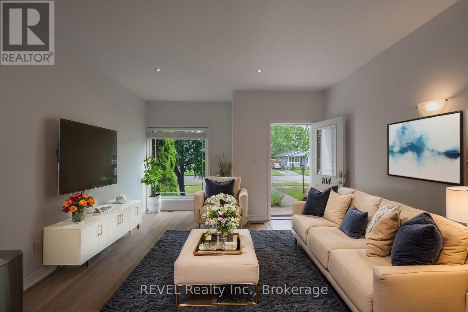 Photo 3 of 104 6045 Dunn Street, Niagara Falls ON