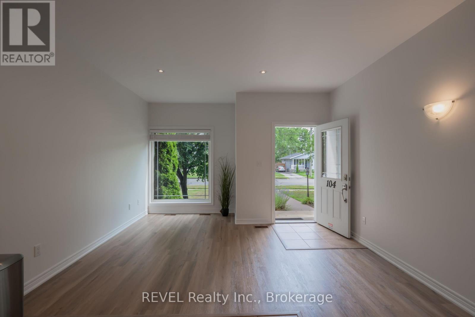 Photo 5 of 104 6045 Dunn Street, Niagara Falls ON