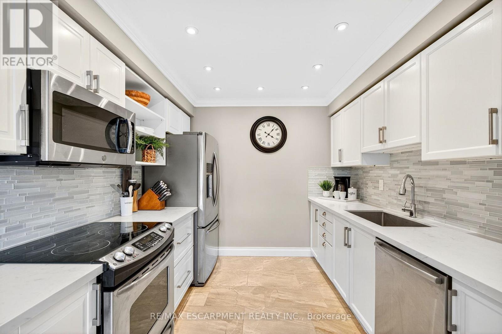 Photo 37 of 2 Newell Court, Hamilton ON