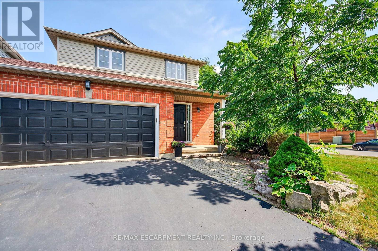 Photo 6 of 2 Newell Court, Hamilton ON
