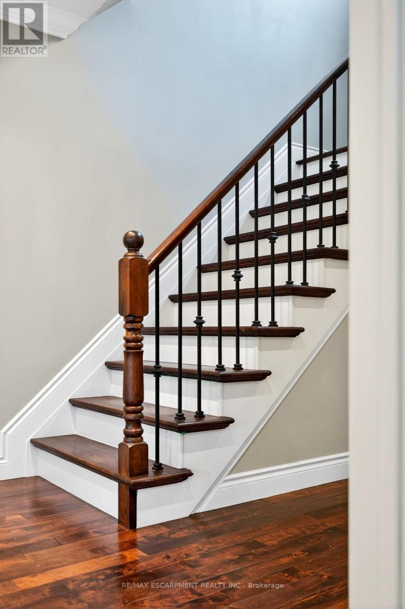 Photo 26 of 2 Newell Court, Hamilton ON