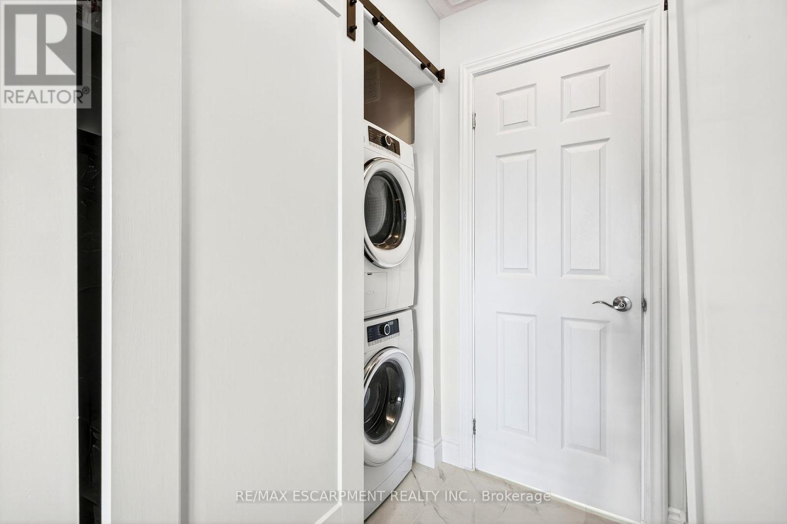 Photo 13 of 2 Newell Court, Hamilton ON