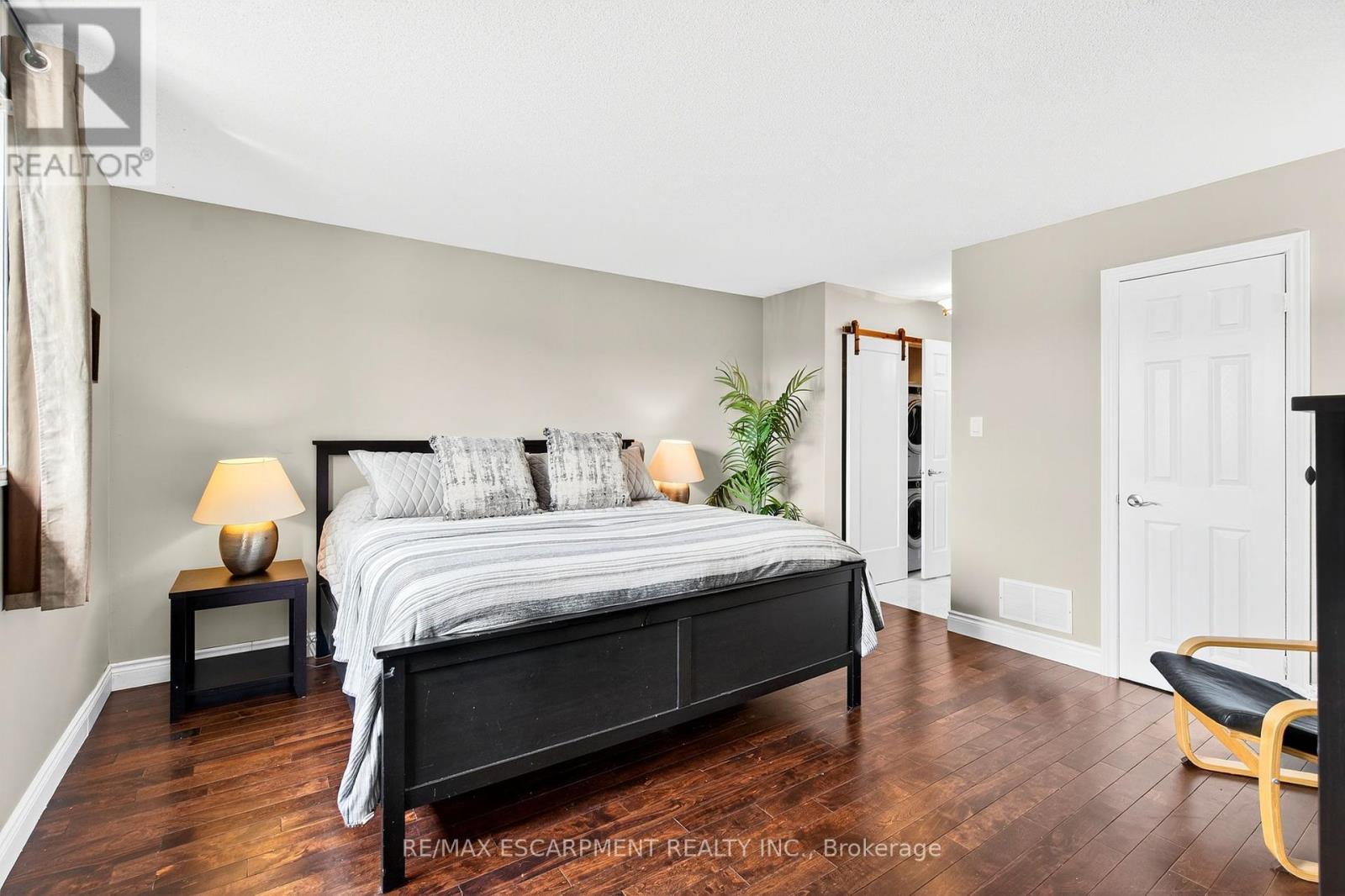 Photo 14 of 2 Newell Court, Hamilton ON