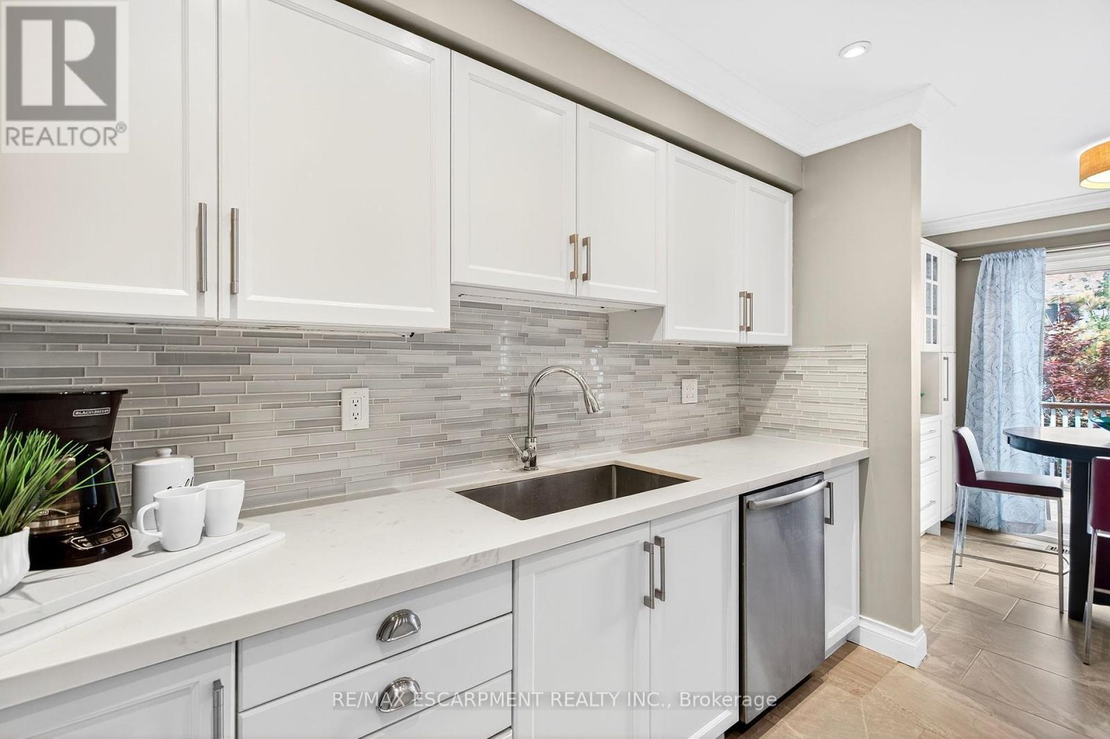 Photo 11 of 2 Newell Court, Hamilton ON
