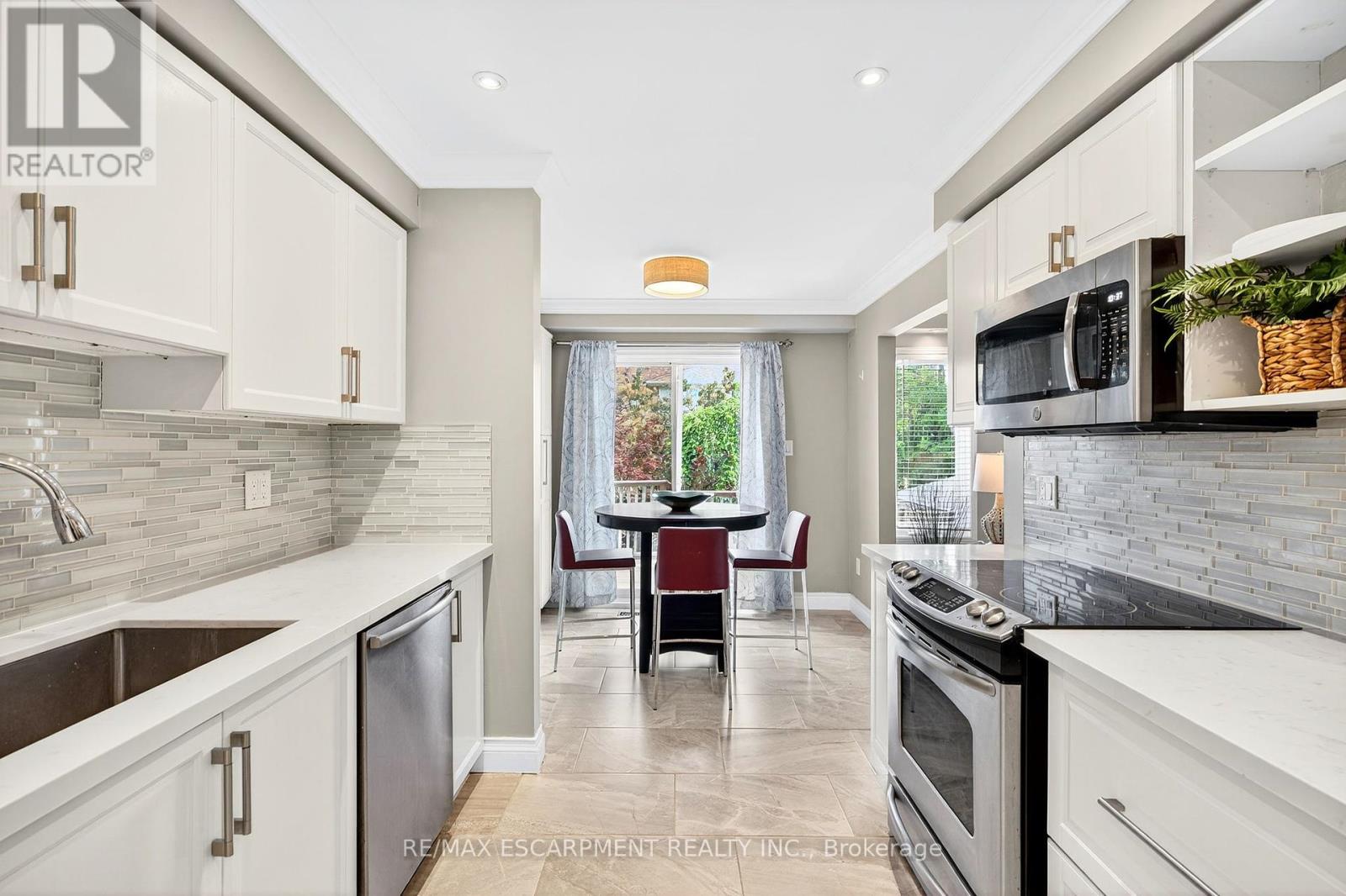 Photo 24 of 2 Newell Court, Hamilton ON