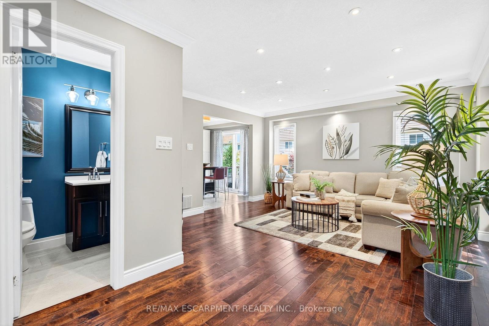 Photo 8 of 2 Newell Court, Hamilton ON