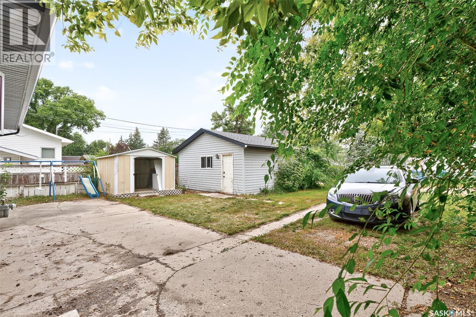 Photo 2 of 1114 Caribou Street W, Moose Jaw SK