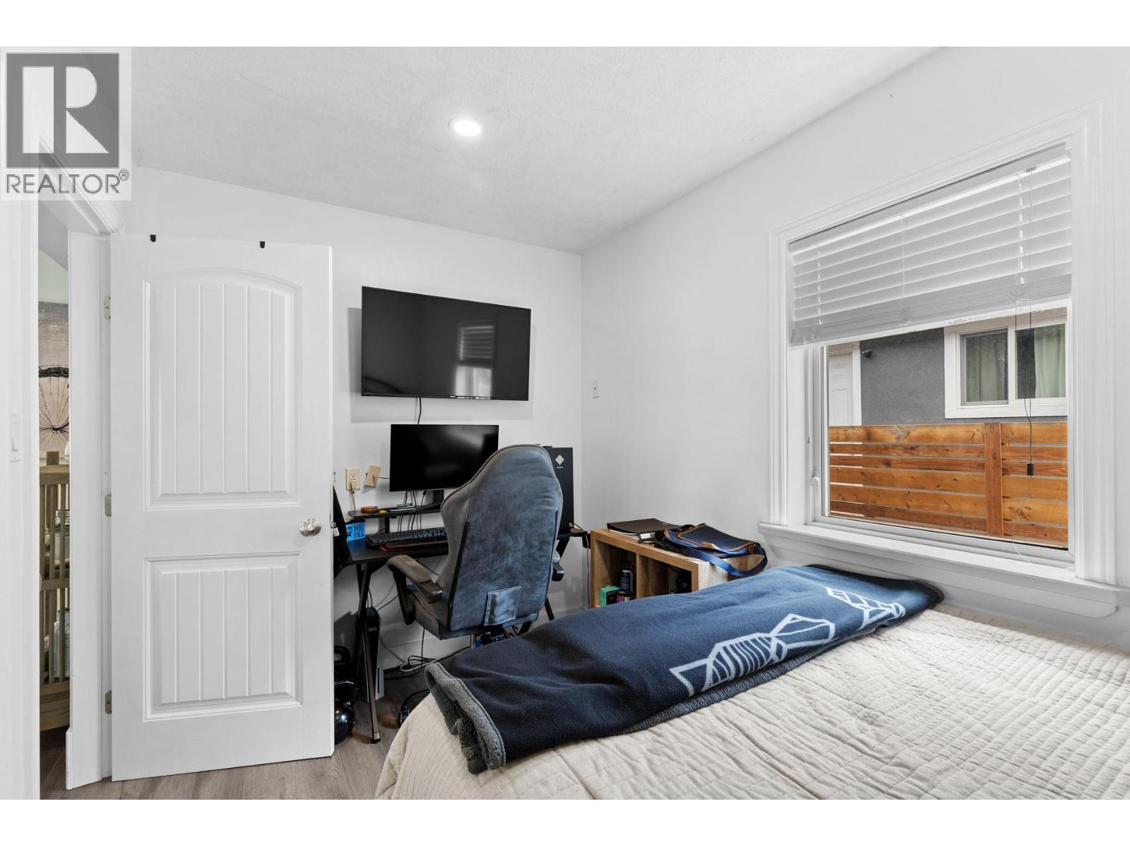 Photo 2 of 726 Coronation Avenue, Kelowna BC