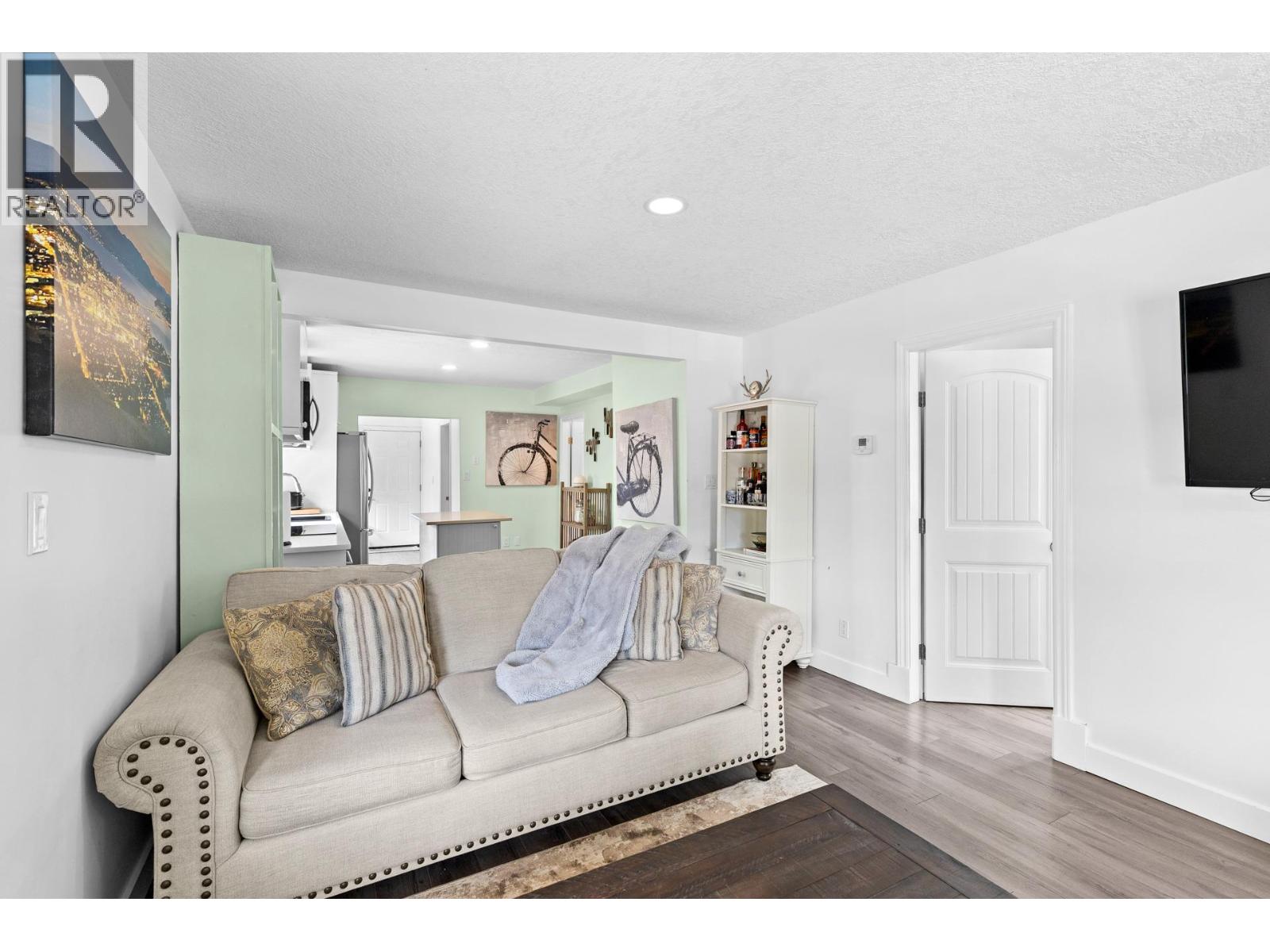 Photo 5 of 726 Coronation Avenue, Kelowna BC