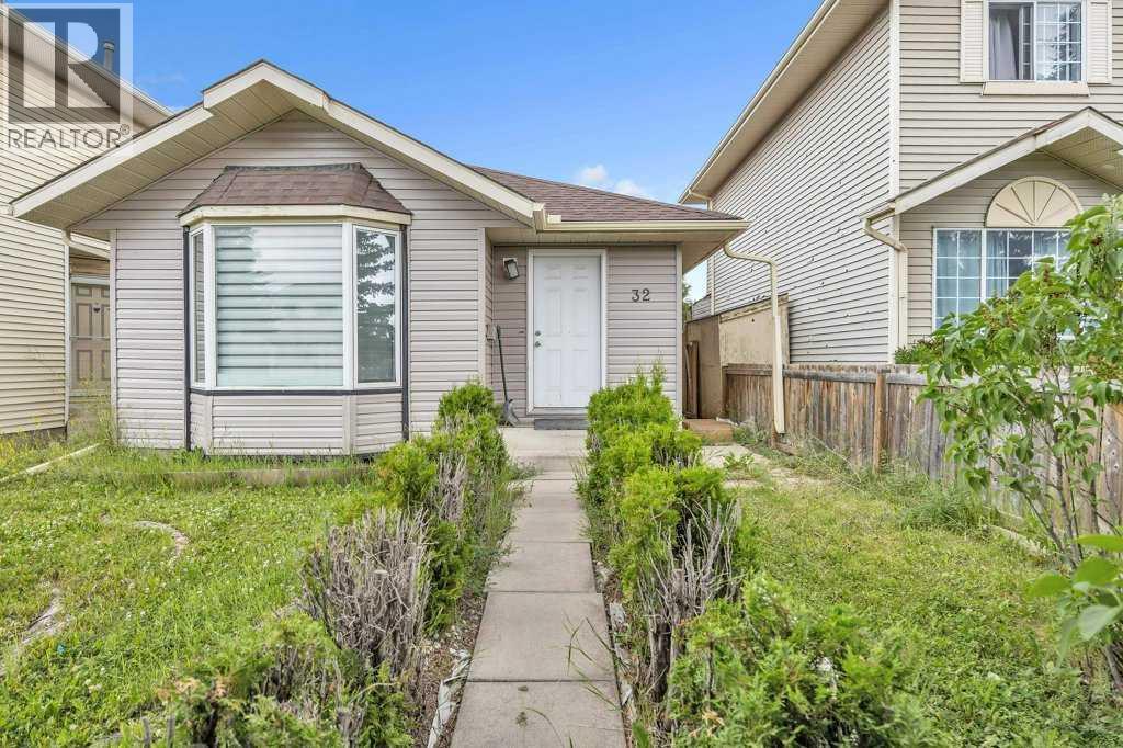 Photo 2 of 32 Martindale Boulevard Ne, Calgary AB