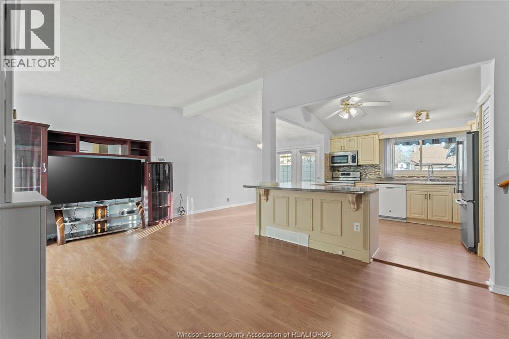 Photo 10 of 836 Greendale Drive, Windsor ON