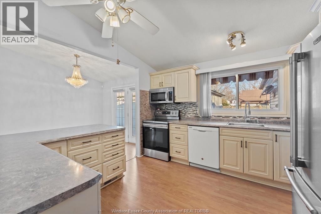Photo 11 of 836 Greendale Drive, Windsor ON
