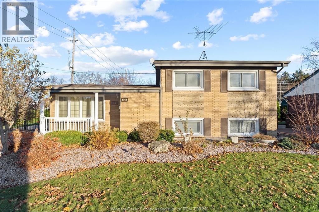 Photo 2 of 836 Greendale Drive, Windsor ON