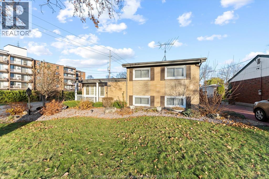 Photo 3 of 836 Greendale Drive, Windsor ON