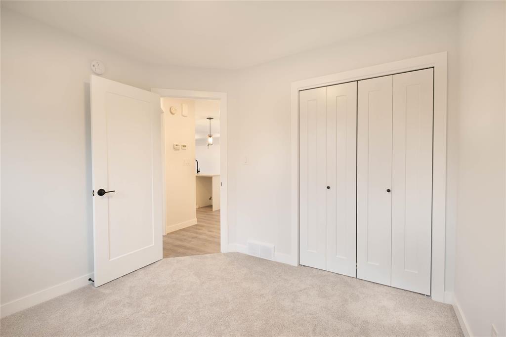 Photo 9 of 43 Gleneagles Street, Niverville MB