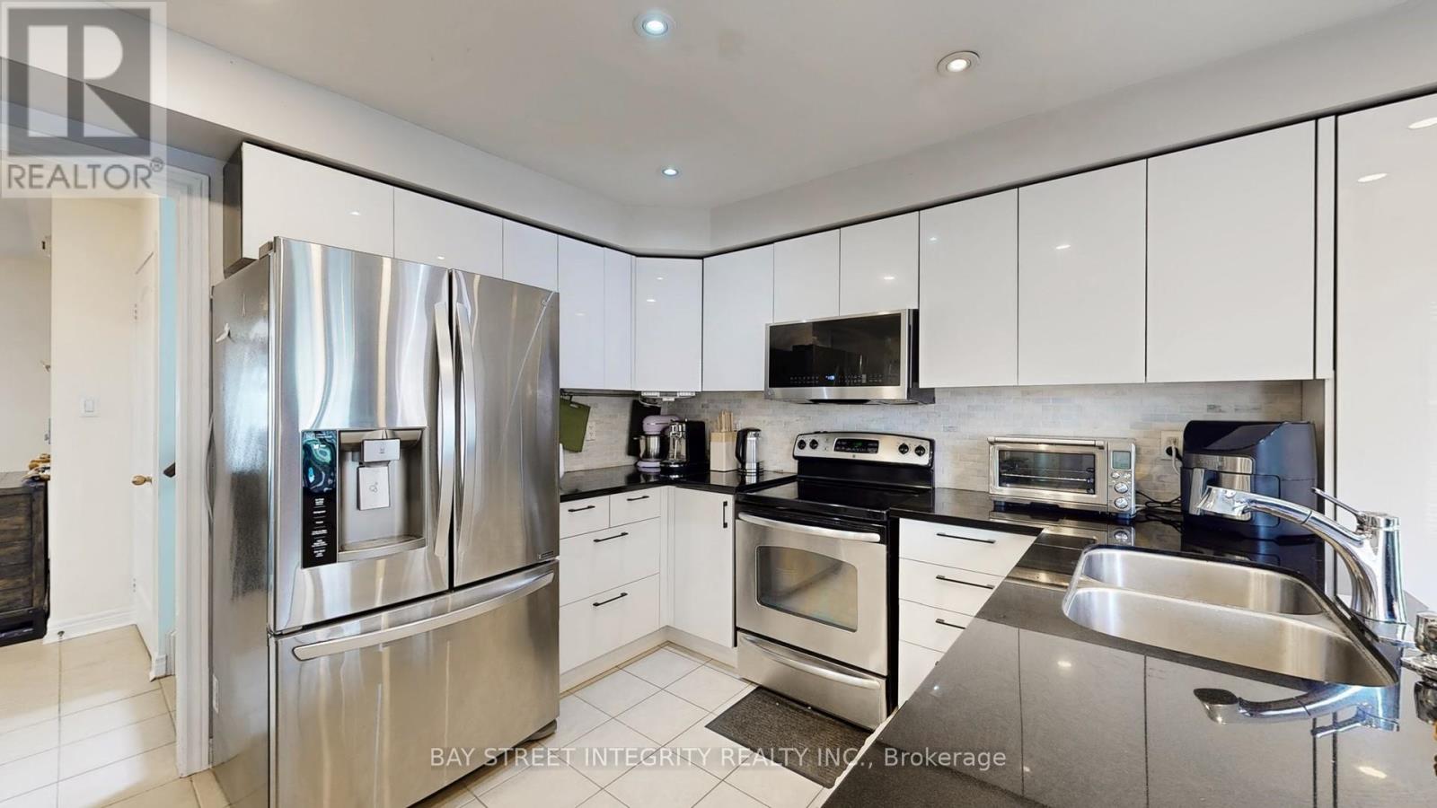 Photo 13 of 24 Ian Drive, Georgina ON