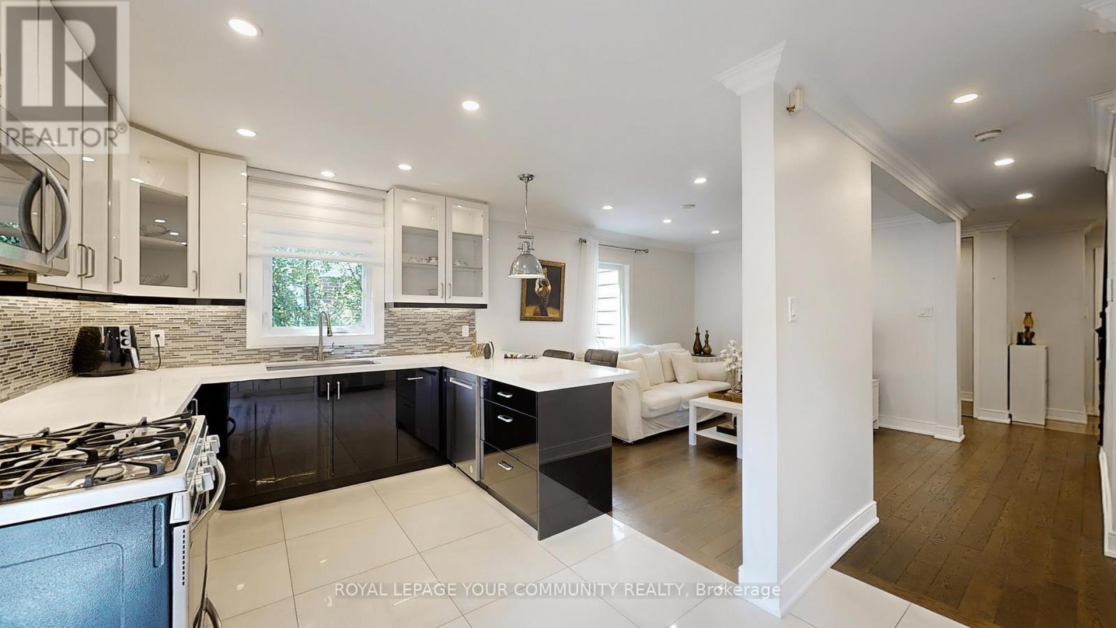 Photo 13 of 57 Braeburn Drive, Markham ON