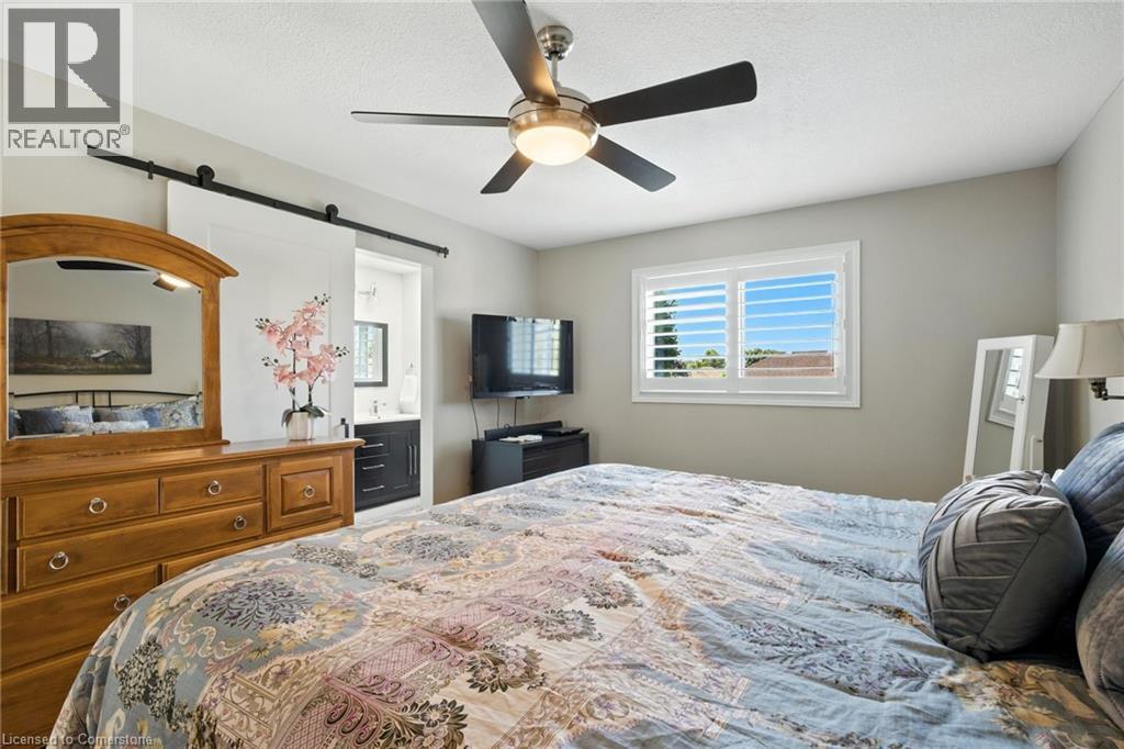 Photo 31 of 17 Hillgarden Drive, Hamilton ON