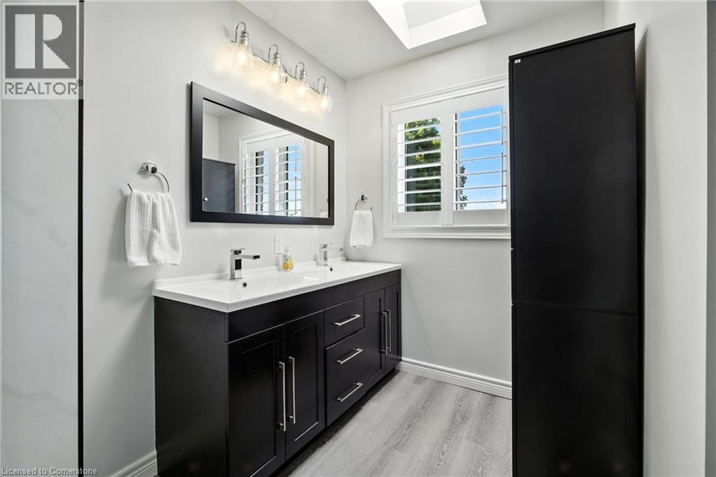 Photo 32 of 17 Hillgarden Drive, Hamilton ON