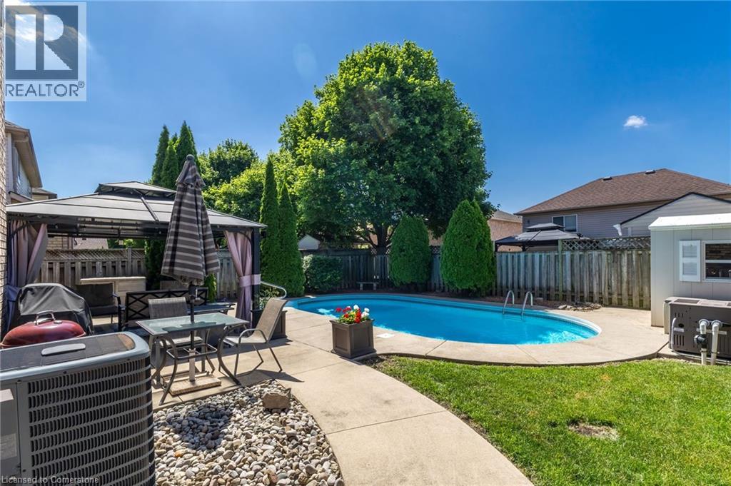 Photo 38 of 17 Hillgarden Drive, Hamilton ON