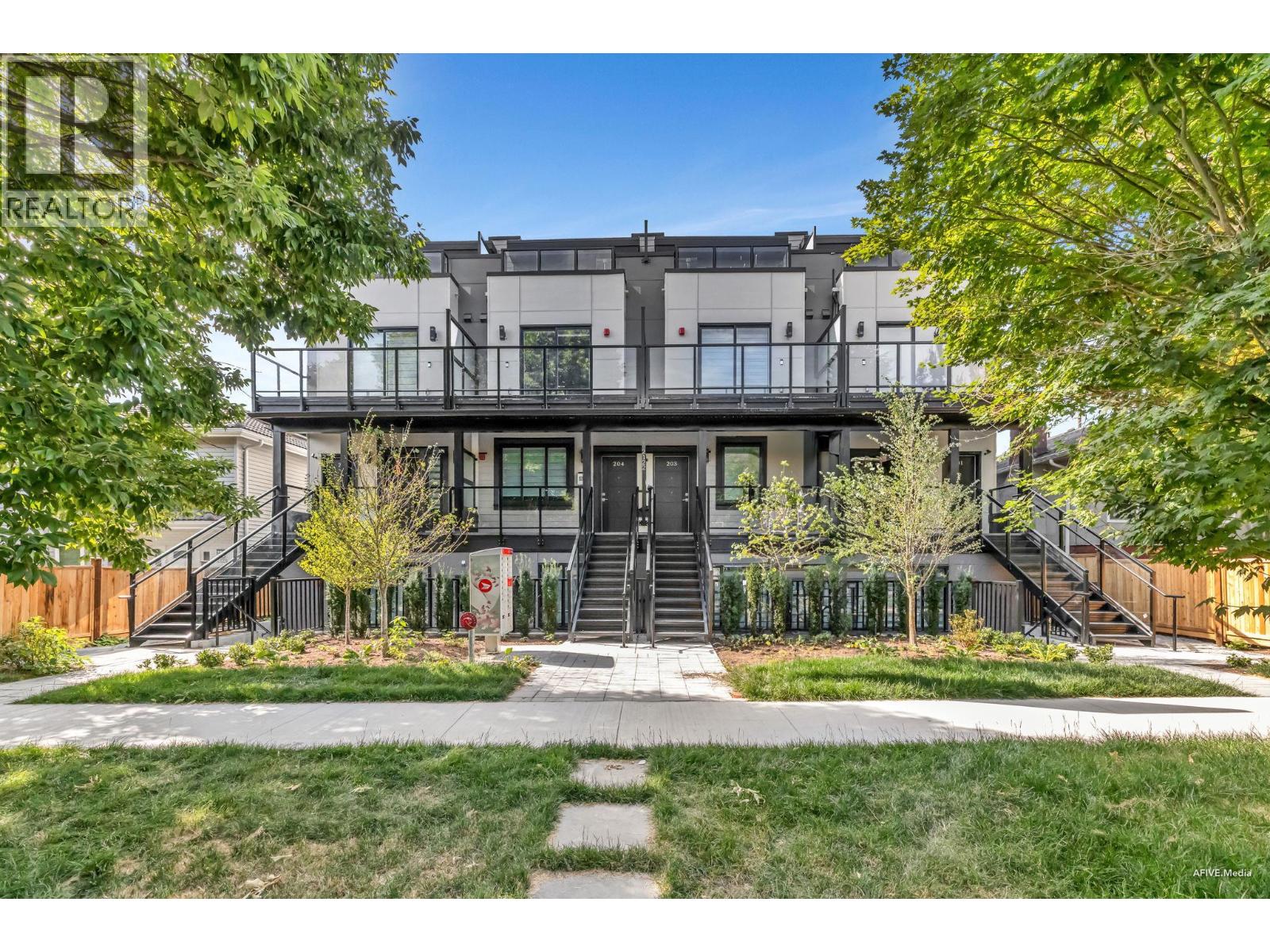 Photo 1 of 102 2122 E 32nd Avenue, Vancouver BC