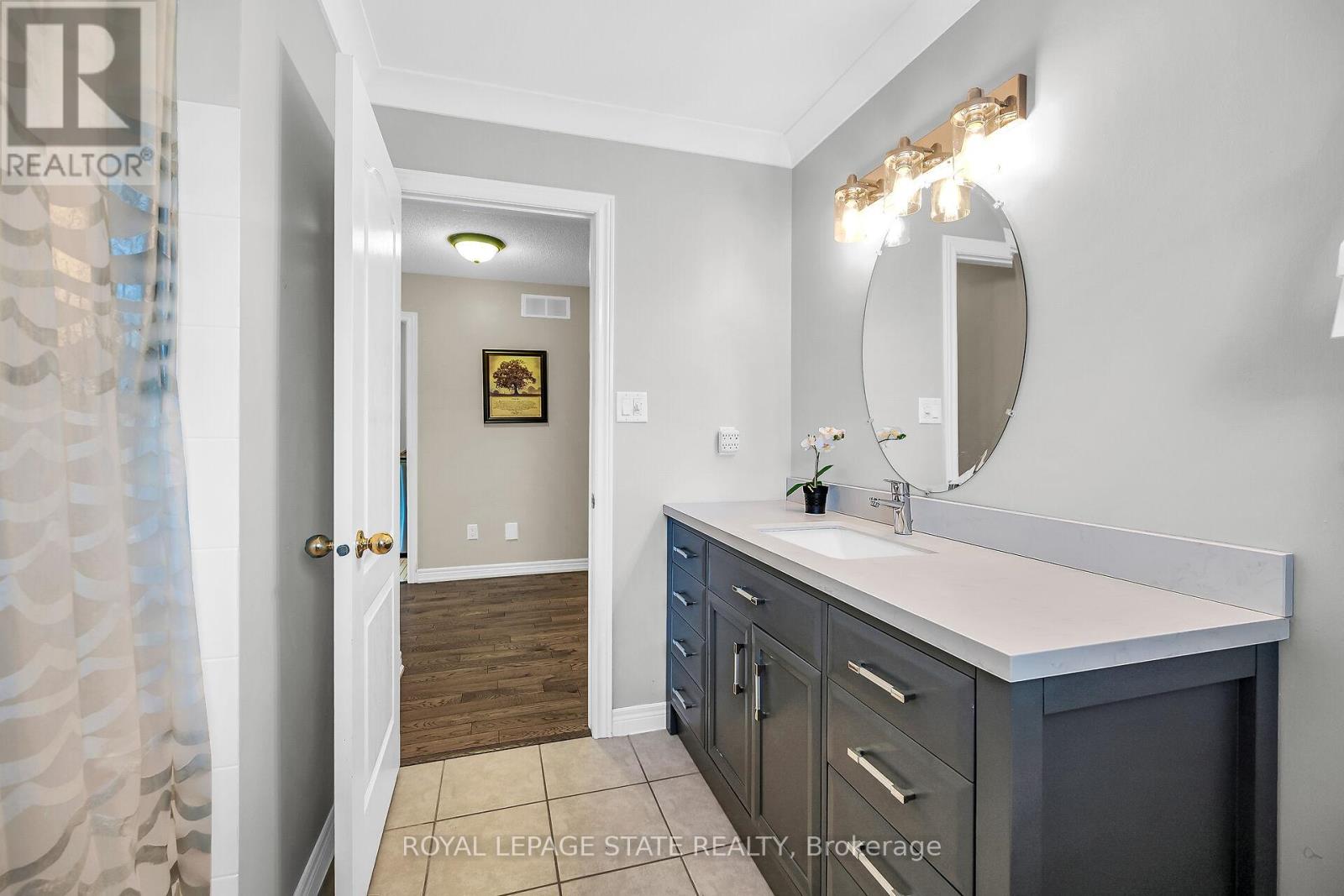 Photo 33 of 2371 Pathfinder Drive, Burlington ON