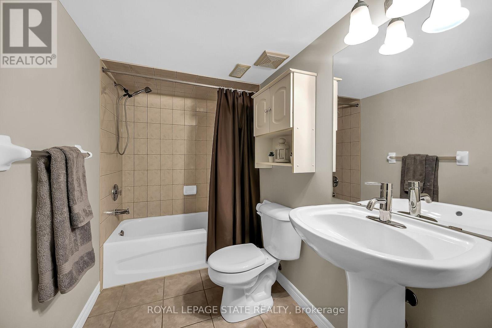 Photo 46 of 2371 Pathfinder Drive, Burlington ON