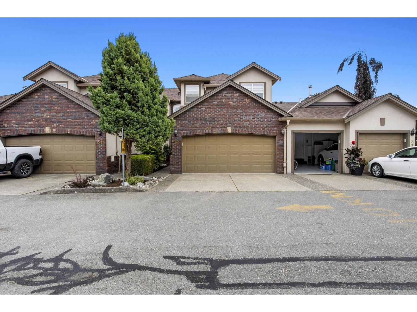 Photo 1 of 32 2525 Yale Court, Abbotsford BC