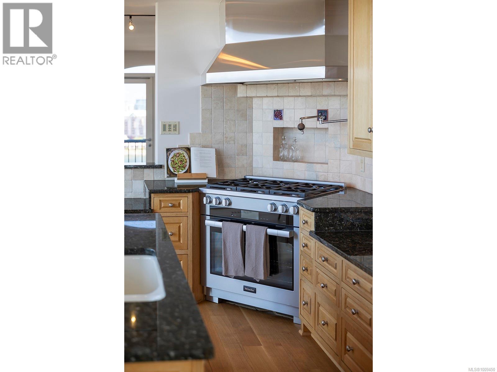 1201 21 Dallas Road, Victoria