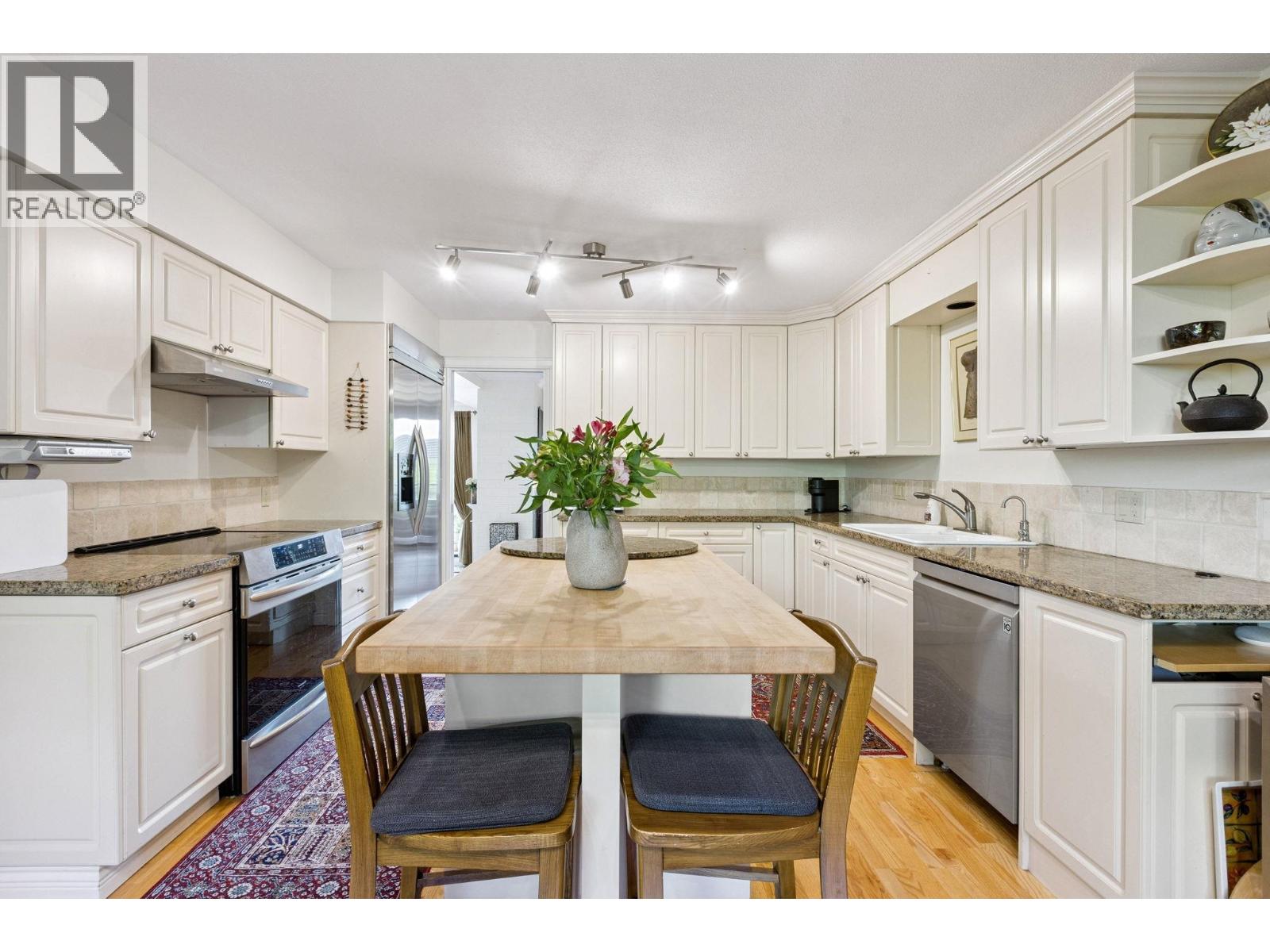 24 2214 FOLKESTONE WAY, West Vancouver