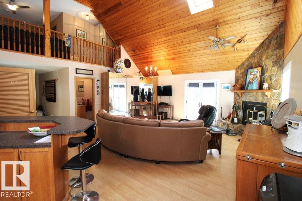 Photo 2 of 6333 49 St, Rural Wetaskiwin County AB