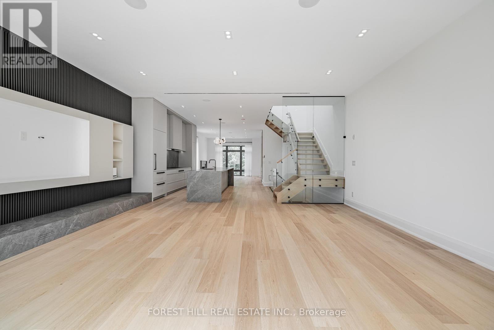 Photo 17 of 171 Elmwood Avenue, Toronto ON