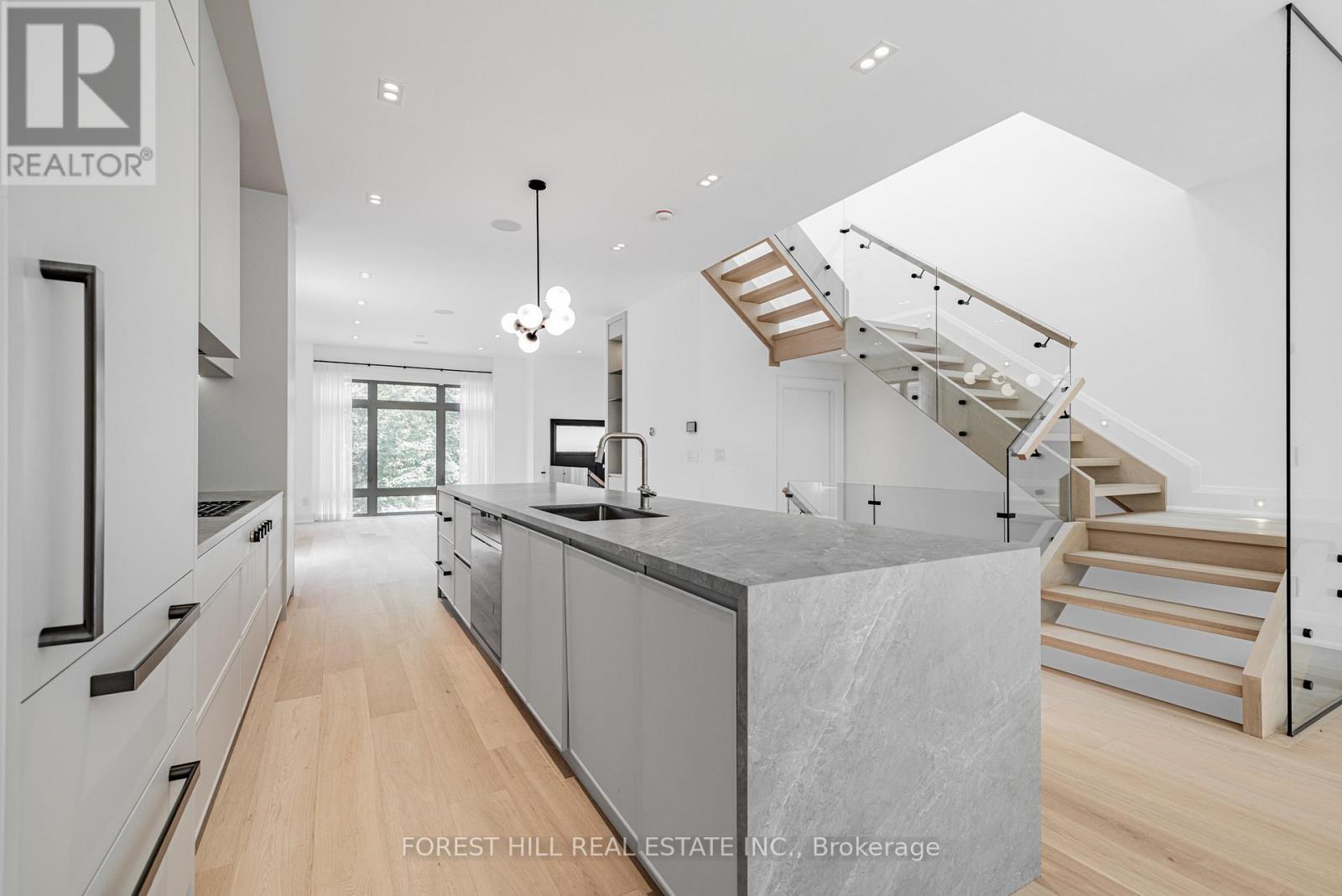 Photo 14 of 171 Elmwood Avenue, Toronto ON