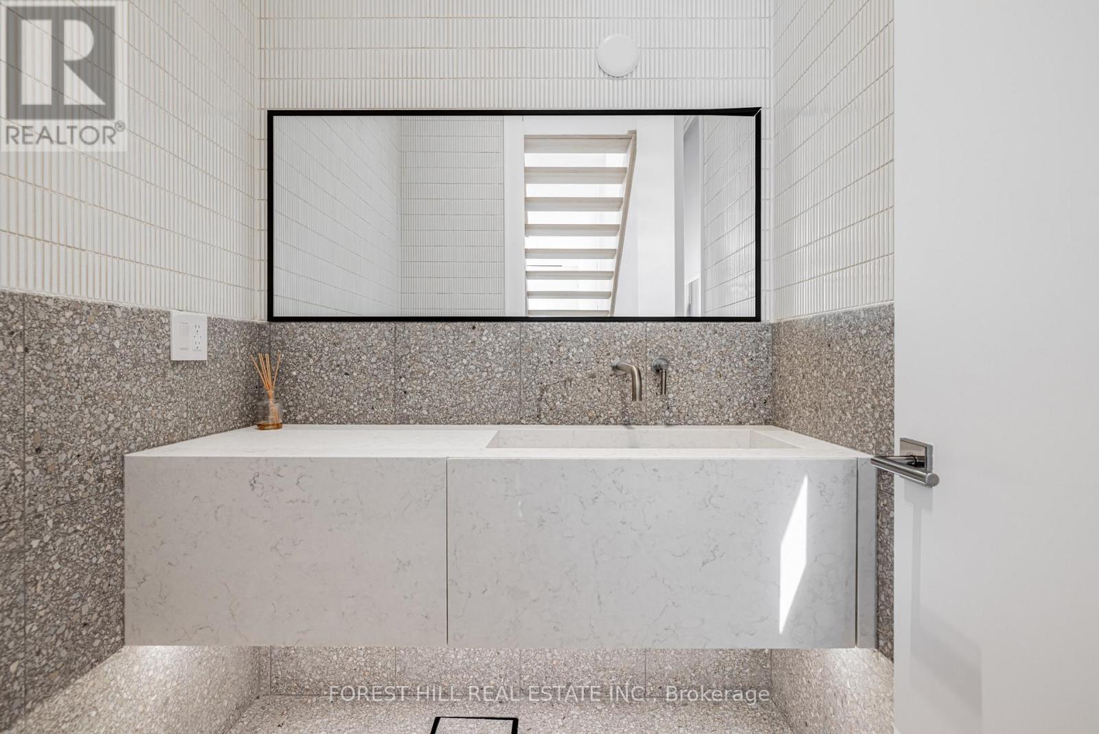 Photo 3 of 171 Elmwood Avenue, Toronto ON