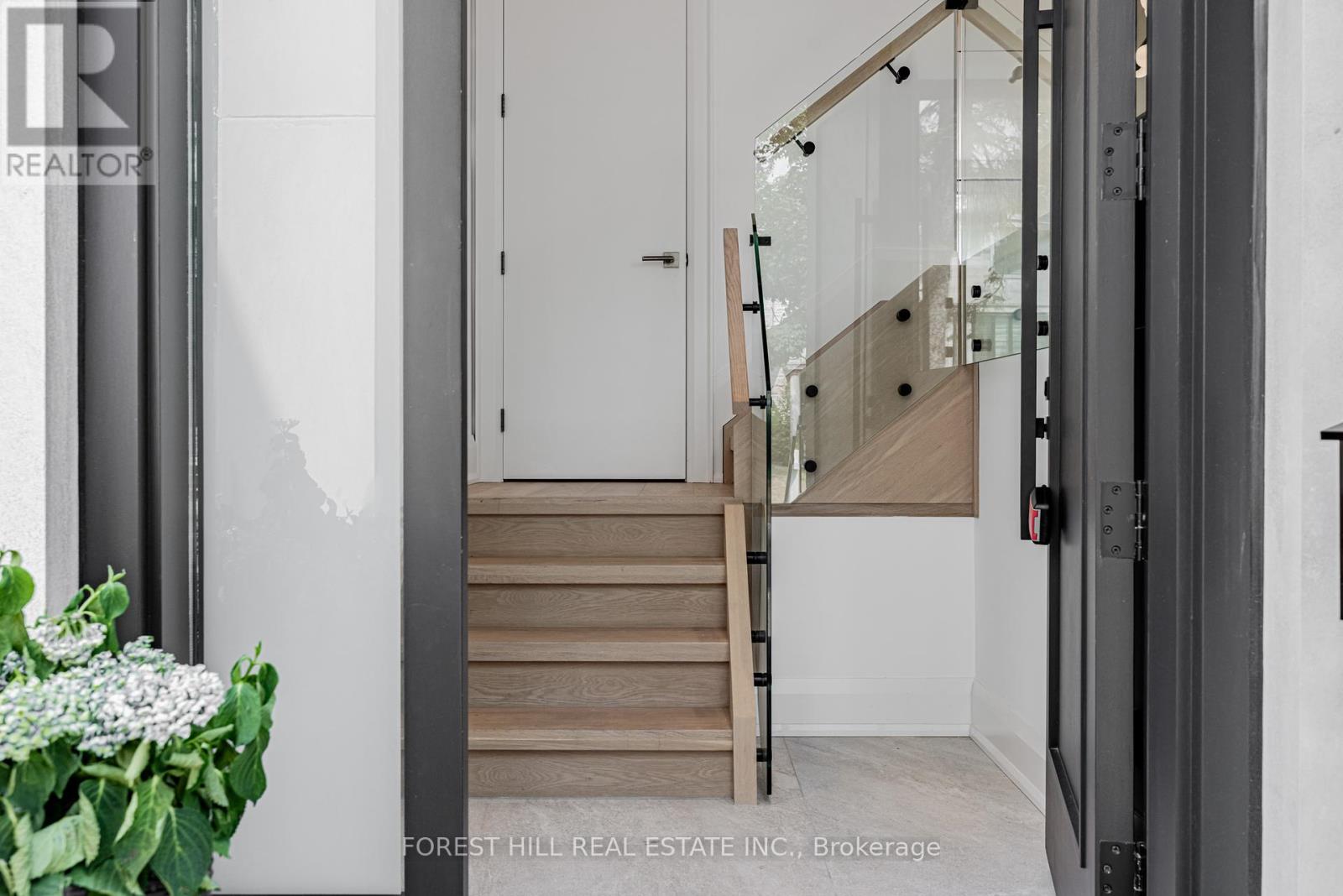 Photo 10 of 171 Elmwood Avenue, Toronto ON