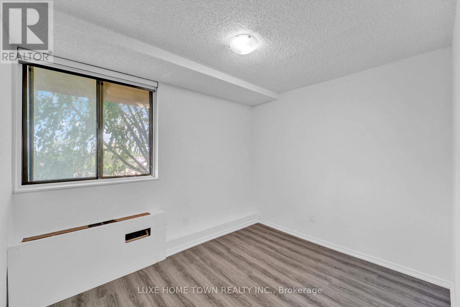 Photo 5 of 328 665 Kennedy Road, Toronto ON