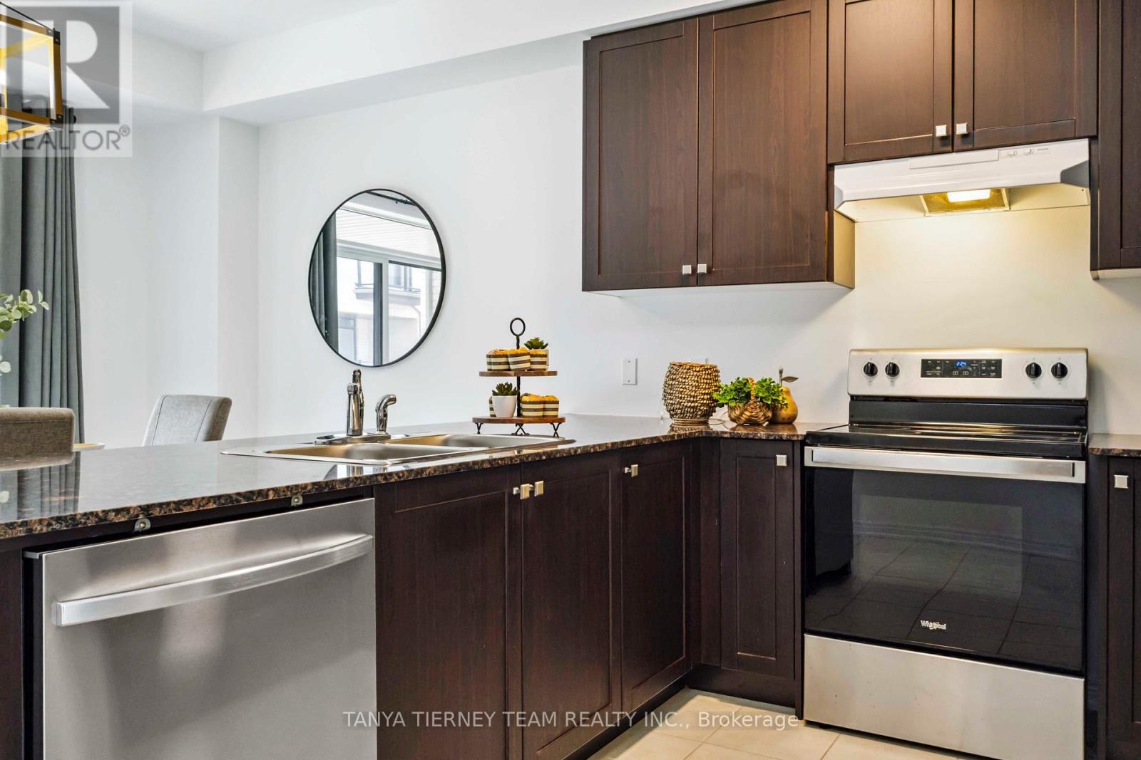 Photo 22 of 36 Dockside Way, Whitby ON