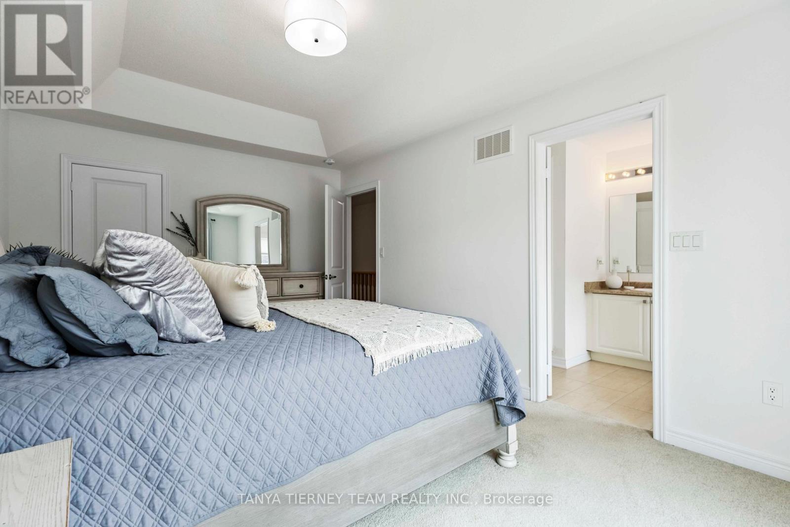 Photo 31 of 36 Dockside Way, Whitby ON
