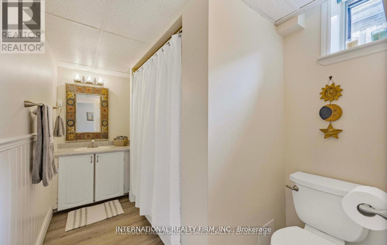 Photo 10 of Basement Unit 37 Foreht Crescent, Aurora ON