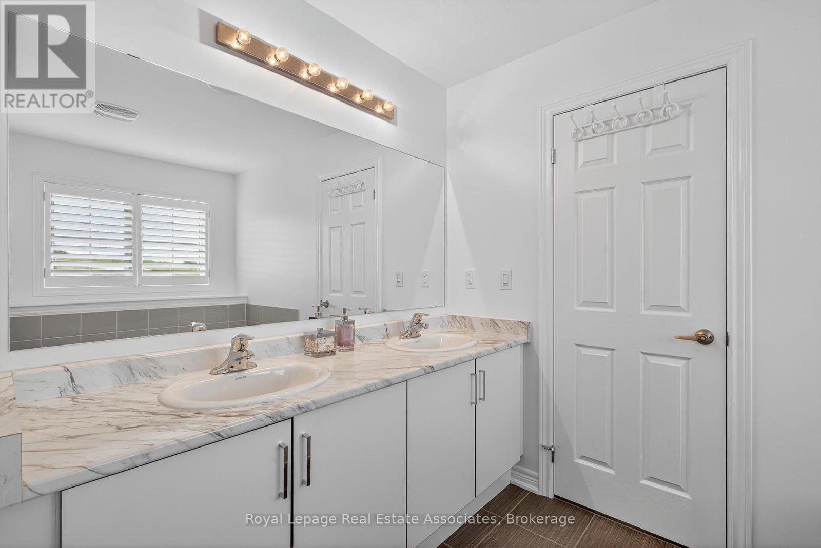 Photo 3 of 113 Sutcliffe Way, New Tecumseth ON