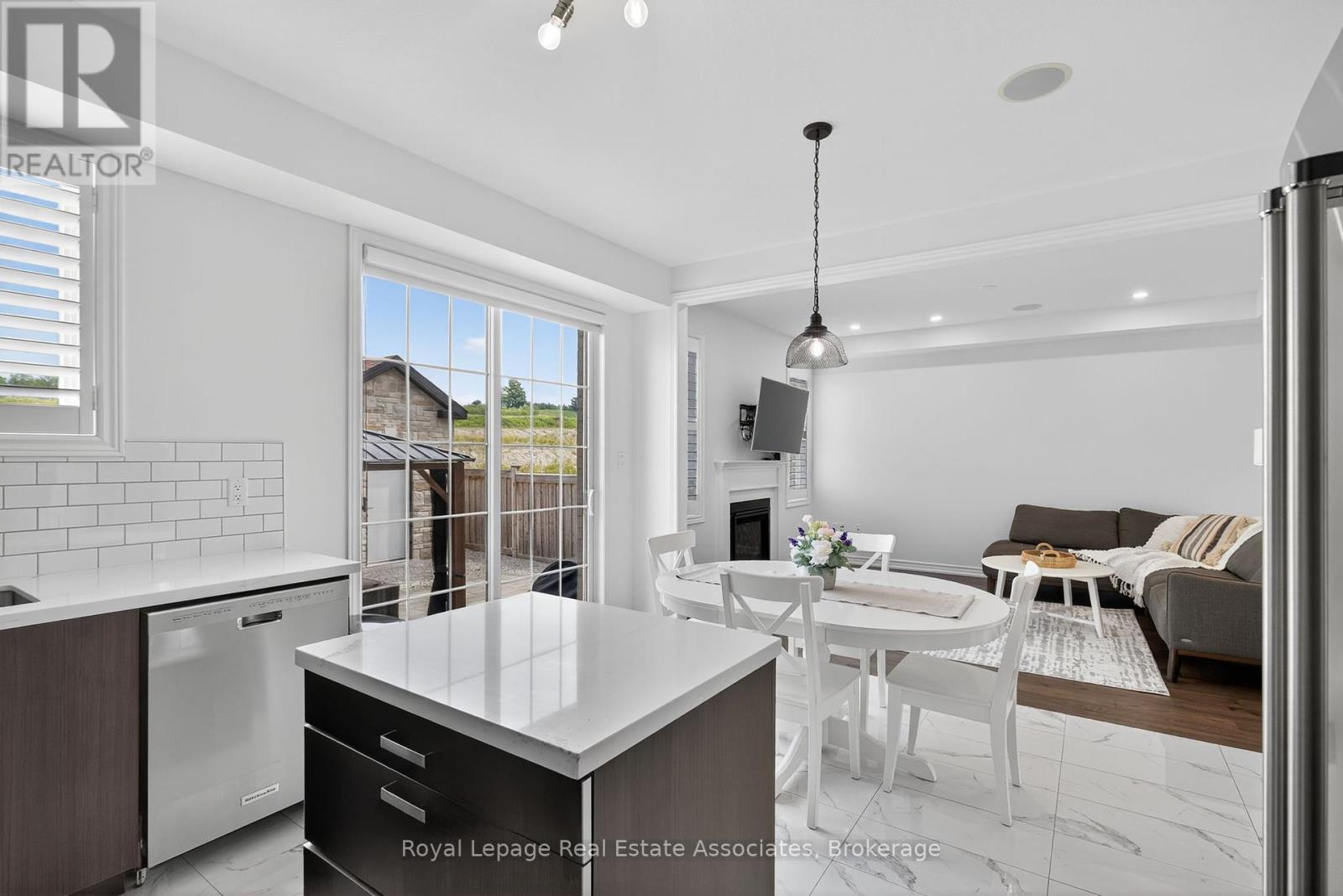 Photo 11 of 113 Sutcliffe Way, New Tecumseth ON