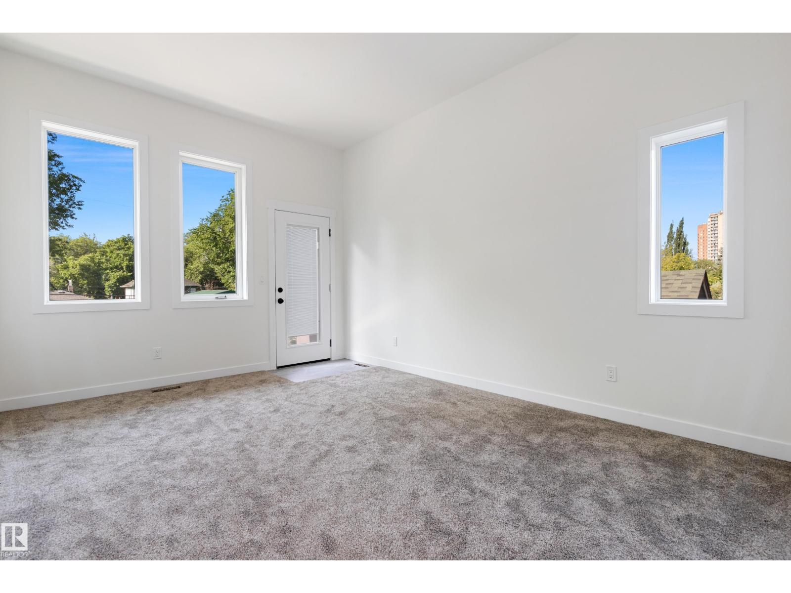 Photo 11 of 9807 90 Av Nw, Edmonton AB