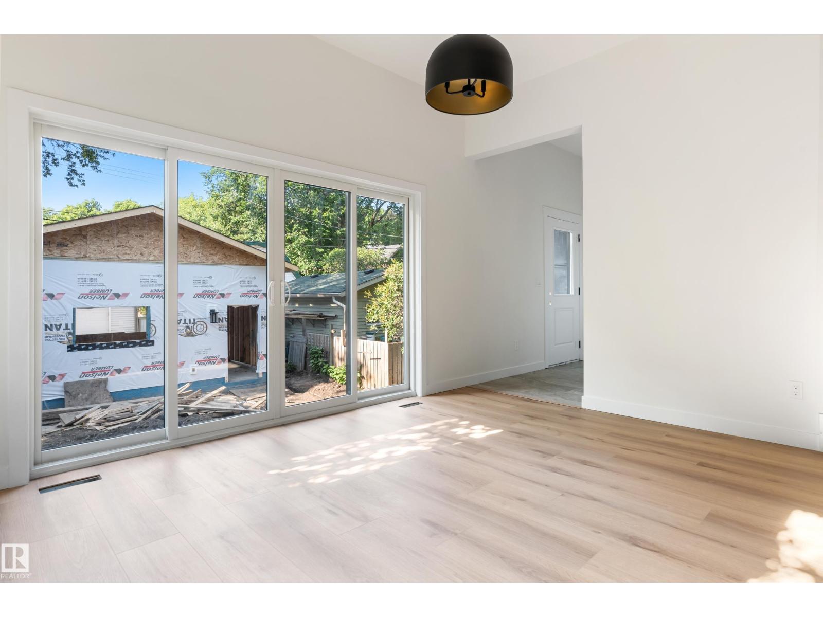 Photo 13 of 9807 90 Av Nw, Edmonton AB
