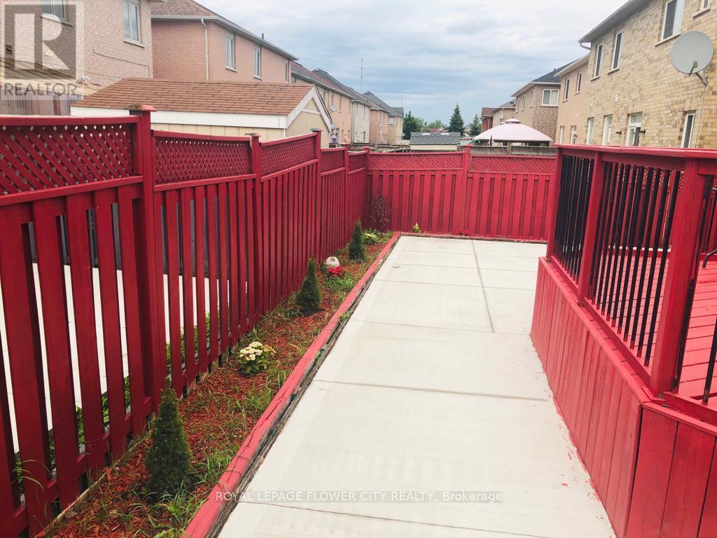 Photo 7 of 48 Northface Crescent, Brampton ON