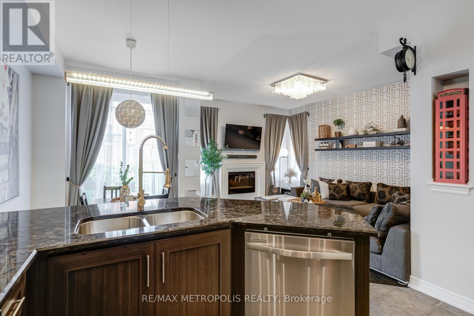 Photo 2 of 21 Sky Harbour Drive, Brampton ON