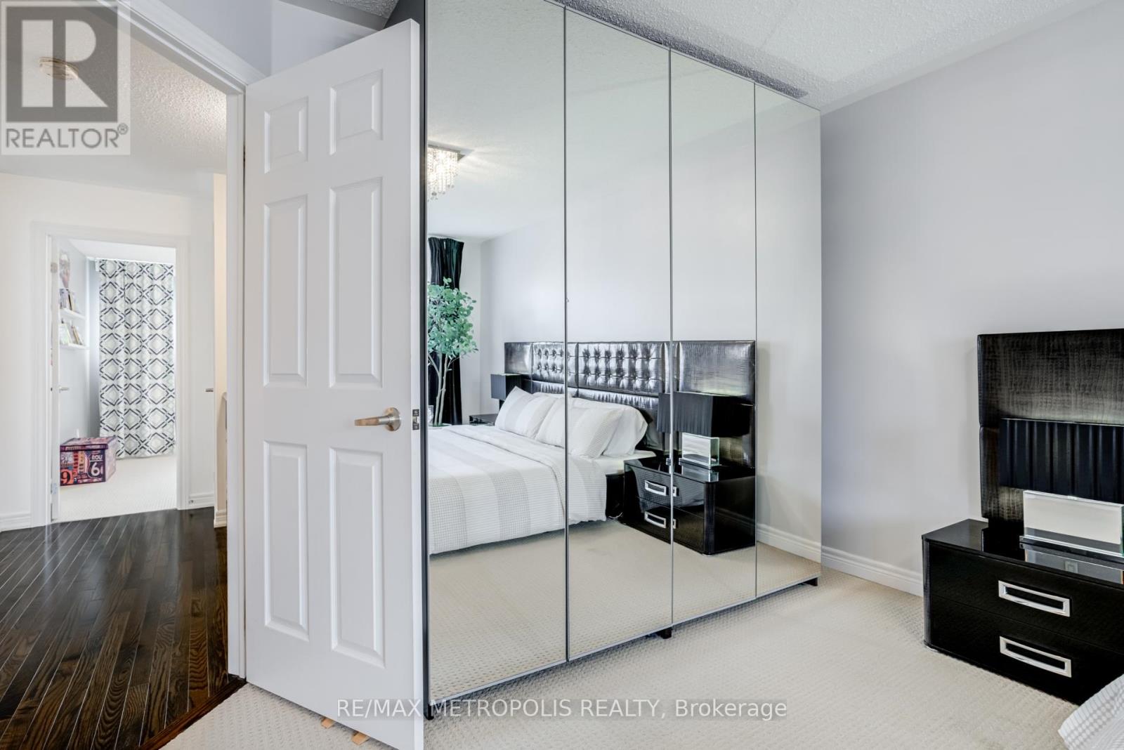 Photo 13 of 21 Sky Harbour Drive, Brampton ON